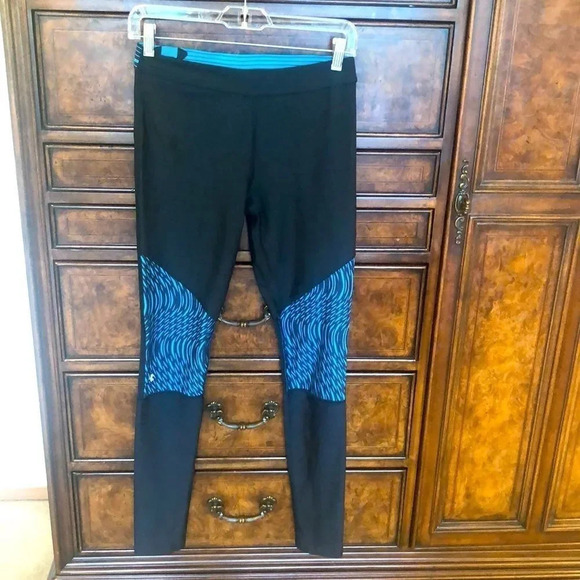 UNDER Armour Woman’s blue and black leggings - Picture 2 of 7